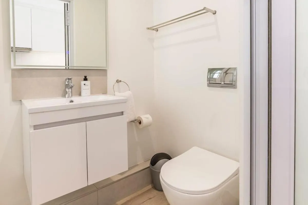 Contemporary 2-Bed With Parking Apartment Cape Town
