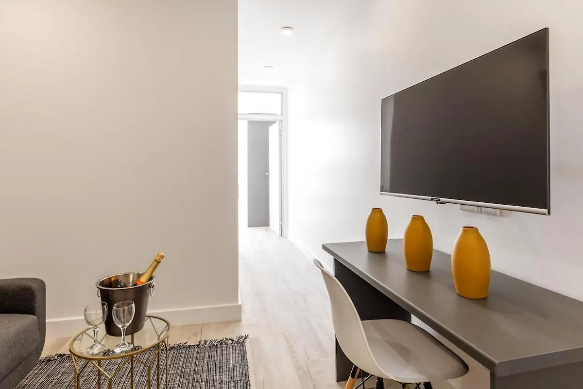 Contemporary 2-Bed With Parking Apartment Cape Town